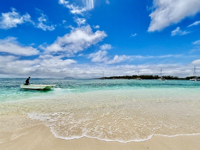 Ile Aux Cerfs 雙體船航行於模里西斯清澈泌藍潟湖，遊客準備浮潛與享受船上自助午餐，是熱門 catamaran 一日遊畫面。