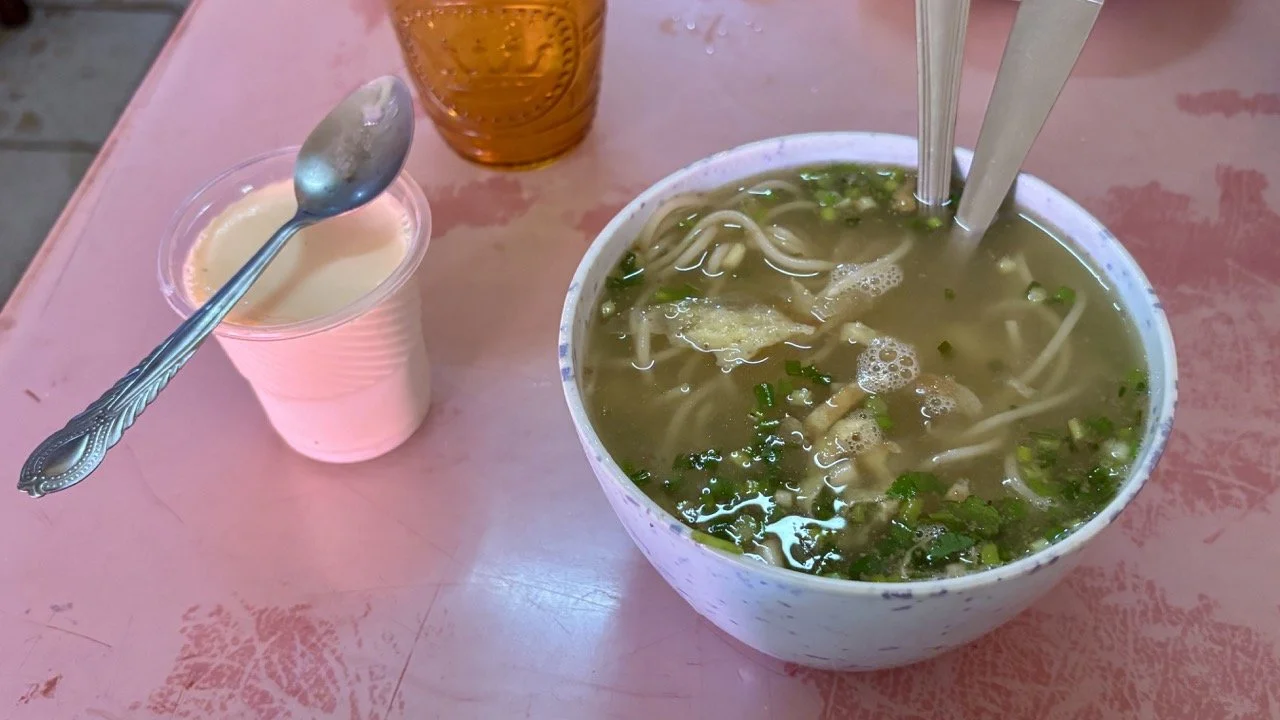 當地餐點拼盤與市場食材，Ranomafana 在地美食攝影與味覺推薦；Local food platter and market ingredients — Ranomafana culinary photography and tasting tips.