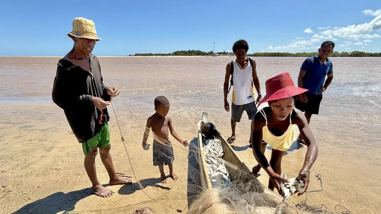 Betania 或市區在地女性環境人像攝影，尊重肖像權與文化禮儀示例；Environmental portrait of a local woman in Betania/town, with cultural etiquette note.