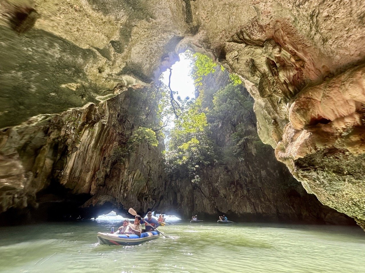 從考平甘島 Khao Phing Kan 岸邊眺望 Ko Tapu，呈現泰國詹姆士龐德島最具代表性的海上石灰岩景觀。