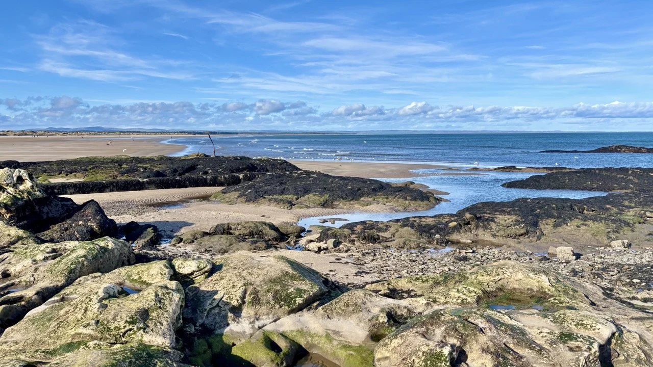 蘇格蘭 St Andrews Old Course 的經典高爾夫景色，展現世界知名球場、海岸草地與悠久高爾夫文化。