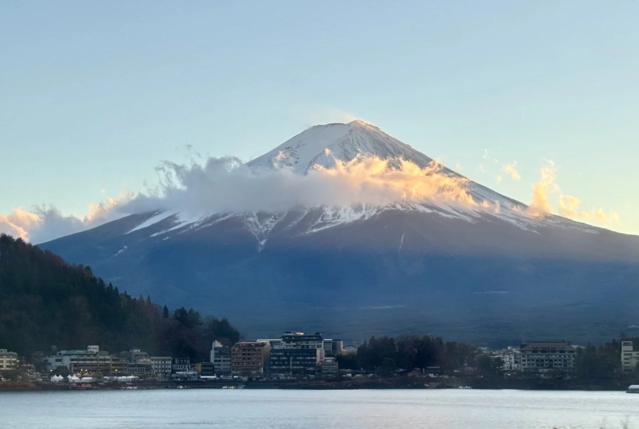 恩賜箱根公園俯瞰蘆之湖的全景，湖水、山脈與歷史建築共同組成箱根旅遊的絕美取景地。