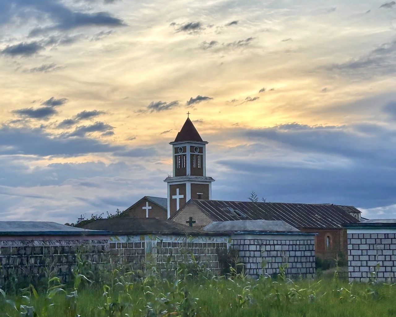 Famadihana 與祖先連結的象徵影像：祭典中強化家族認同與社會凝聚力的重要性；Symbolic image of Famadihana linking ancestors — festival reinforcing family identity and social cohesion.