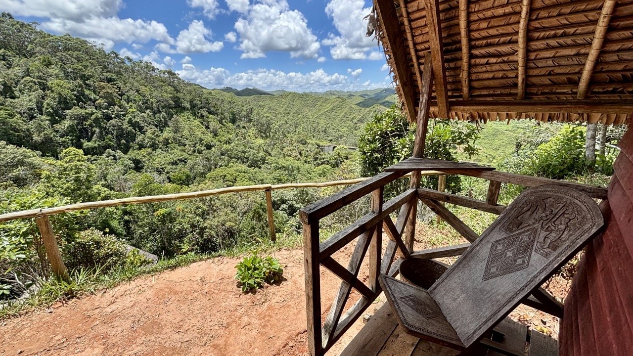 林脊線日出景觀，遠景層次與霧靄效果拍攝示例；Sunrise over forest ridgeline — layered landscape and mist effect.