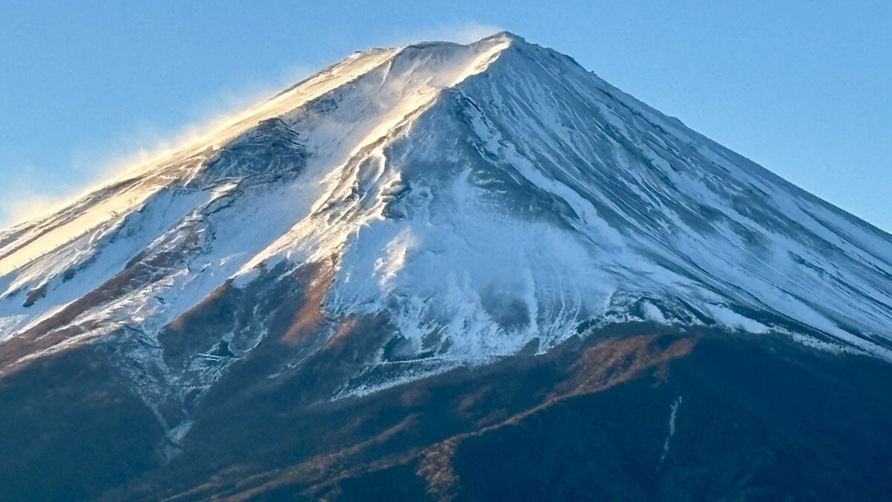 從河口湖湖畔眺望雄偉富士山的壯麗景色，湖面倒影與山景構成經典的河口湖旅遊風景。