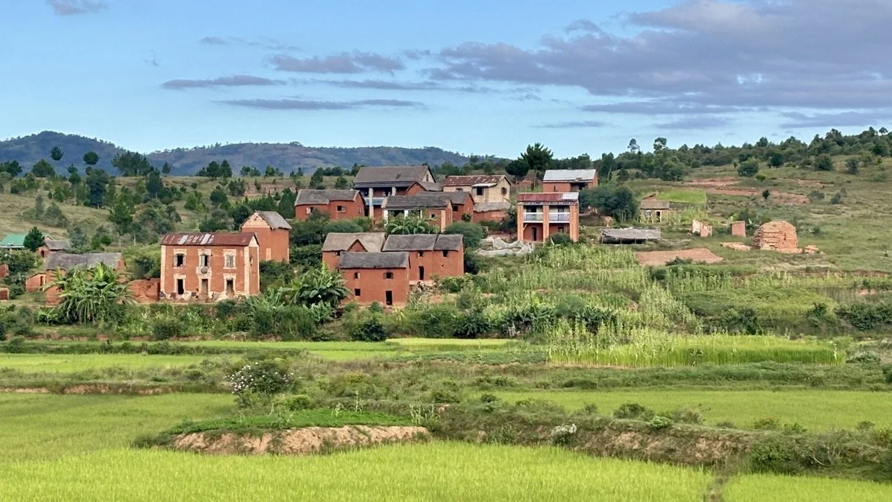 觀察 Famadihana 的倫理指南：尊重、徵求同意與拍照禮儀，旅客實用建議；Ethical observation of Famadihana — respect, consent and photo etiquette practical advice for visitors.