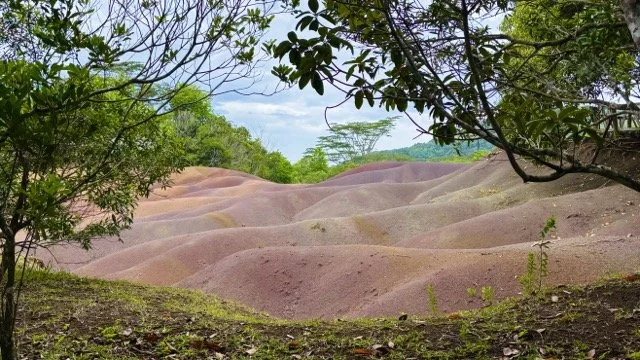 Chamarel 七色土全景觀景台照，展示赤、橙、紫等多彩砂丘與觀景平台遊客構圖，適合模里西斯地質旅遊與七色土拍攝