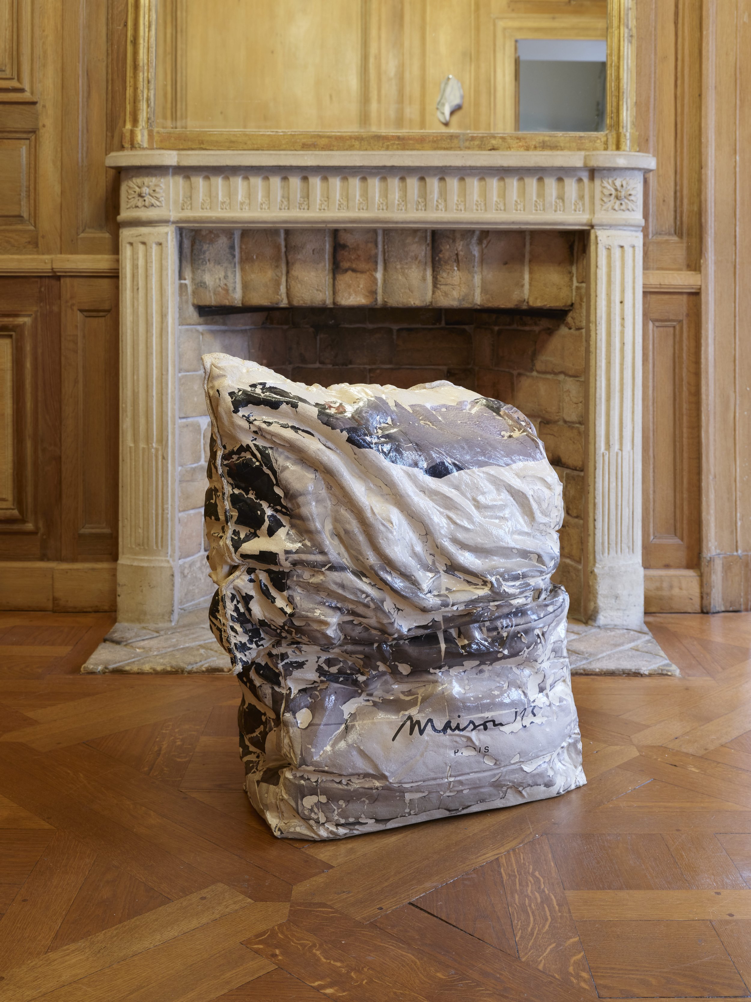 Ninon Hivert, Maison, série Dispositives mémorielles 2025, grès émaillé, décalcomanie, 73 x 62 x 45cm. ©Objets pointus, courtesy Fondation LAccolade