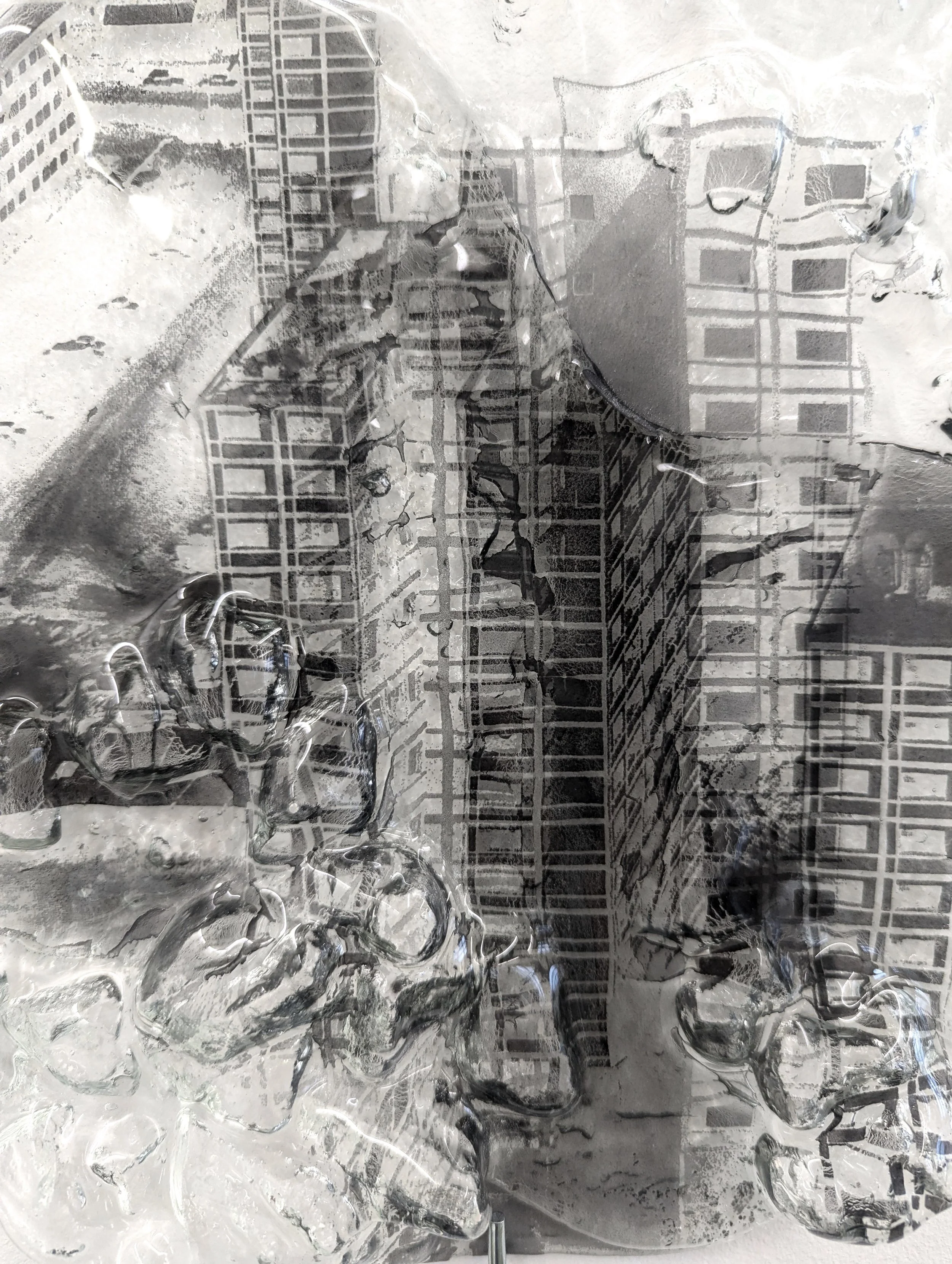 Guénaëlle de Carbonnières, E vitrum #4, 2025, images encapsulées dans du verre thermoformé, 30 x 27 x 3,5 cm, 
détail. ©ADAGP