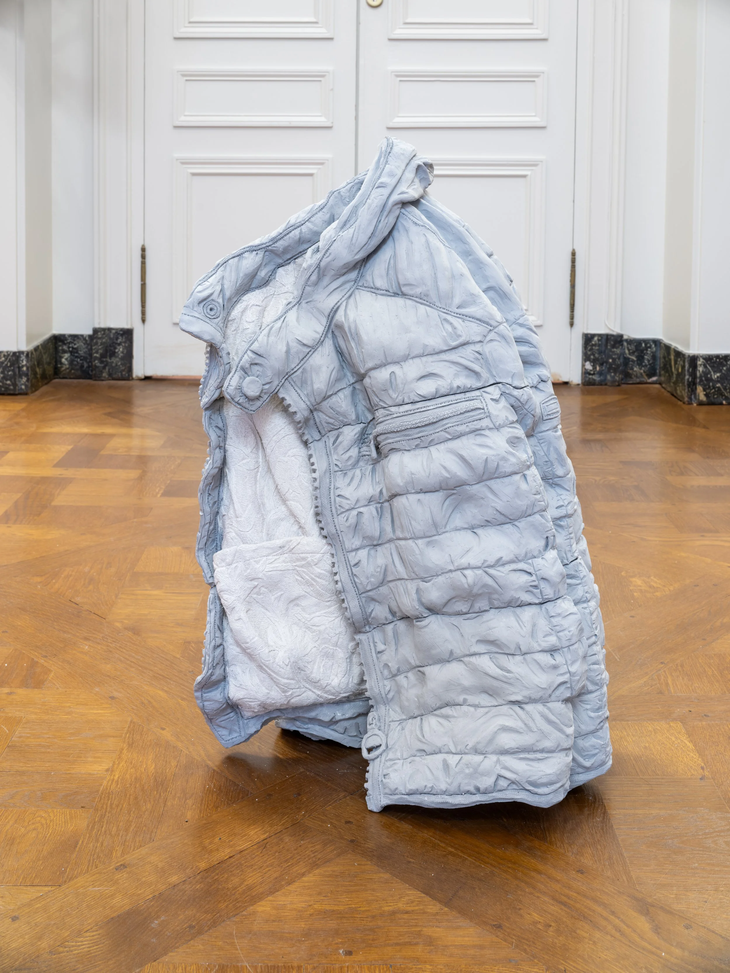 Ninon Hivert, Faire tapisserie - Doudoune, 2022, céramique, 63 x 41 x 25 cm. ©Martin Argyroglo, courtesy Fondation LAccolade