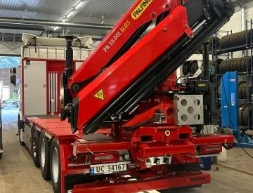 Scania planbil med henger og kran