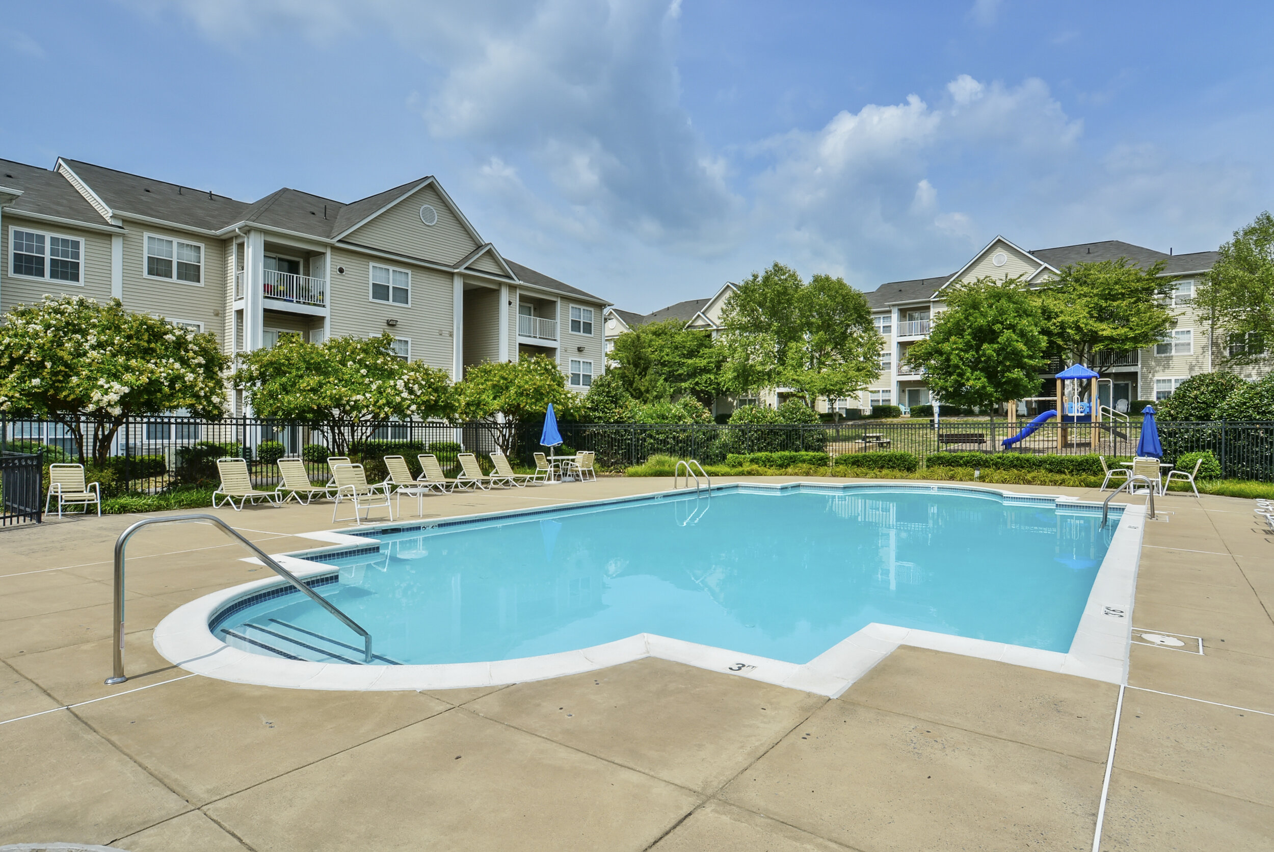  Relax at Potomac Station Apartments’ resort-style pool. 