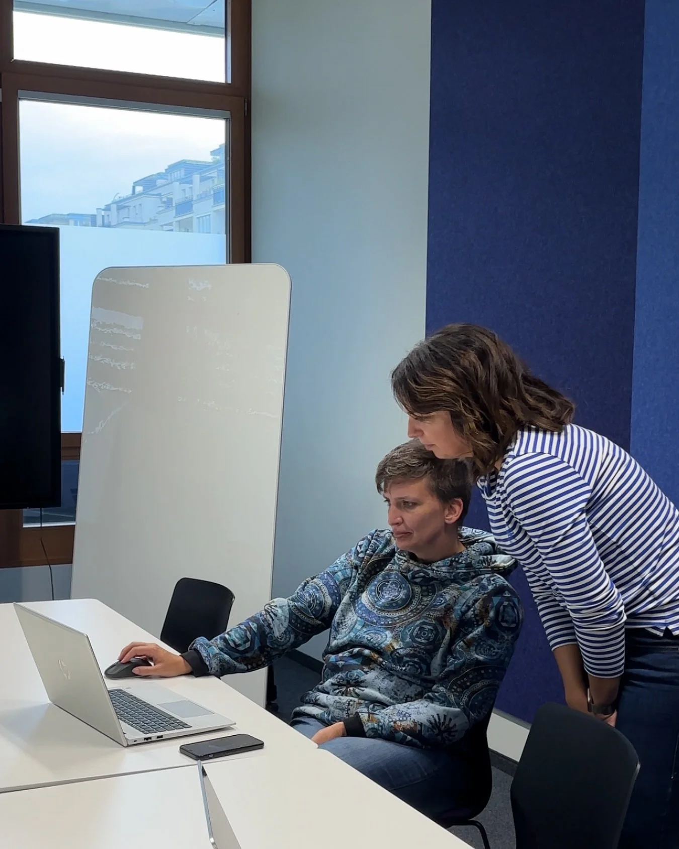 👩&zwj;💻 Manche starten voller Energie in den fr&uuml;hen Morgen, andere laufen erst am sp&auml;ten Vormittag so richtig warm.

Genau deshalb gibt es bei uns keine starren B&uuml;rozeiten ツ Flexibilit&auml;t ist f&uuml;r uns kein Benefit, sondern Te