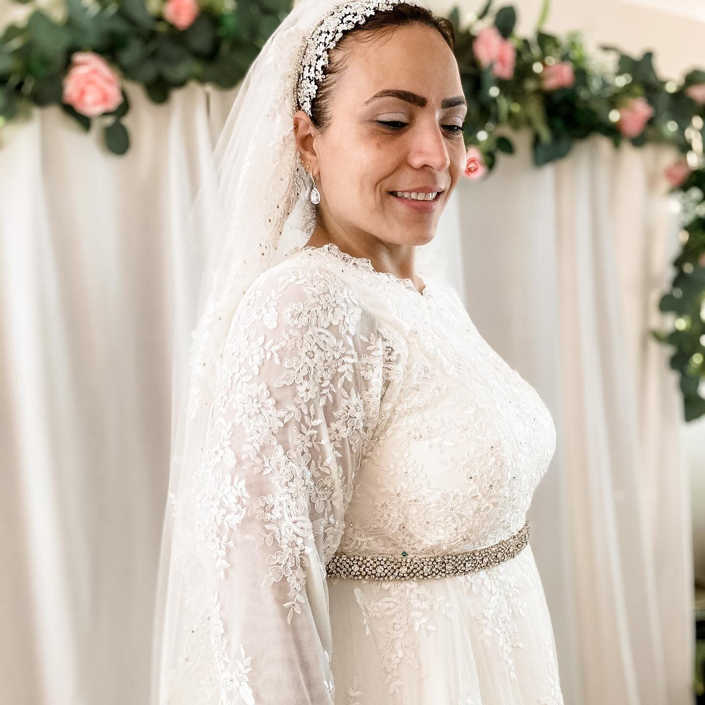 This one truly has my heart&hellip;&hearts;️
.
💎 2 Zoom calls
💎 4 fittings 
💎 200+ sewing hours 
💎 3,000 hand-placed gems 
💎 1 beautiful bride 👰🏻&zwj;♀️ 
.
So many congratulations go out to you Marisol! Creating you gown was a labor of love! ?