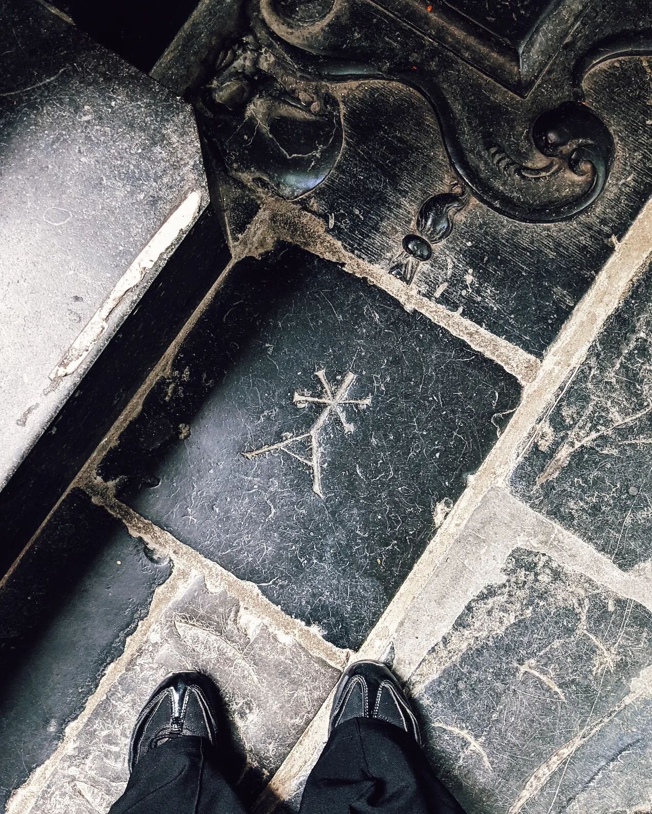 Whenever you walk into an old church, don't forget to check out the floor. It's filled with corpses 😉 Grave slab with a house mark inscription at @domkerk_utrecht 

#domkerk #utrecht #heraldry #church #symbolism #iseedeadpeople