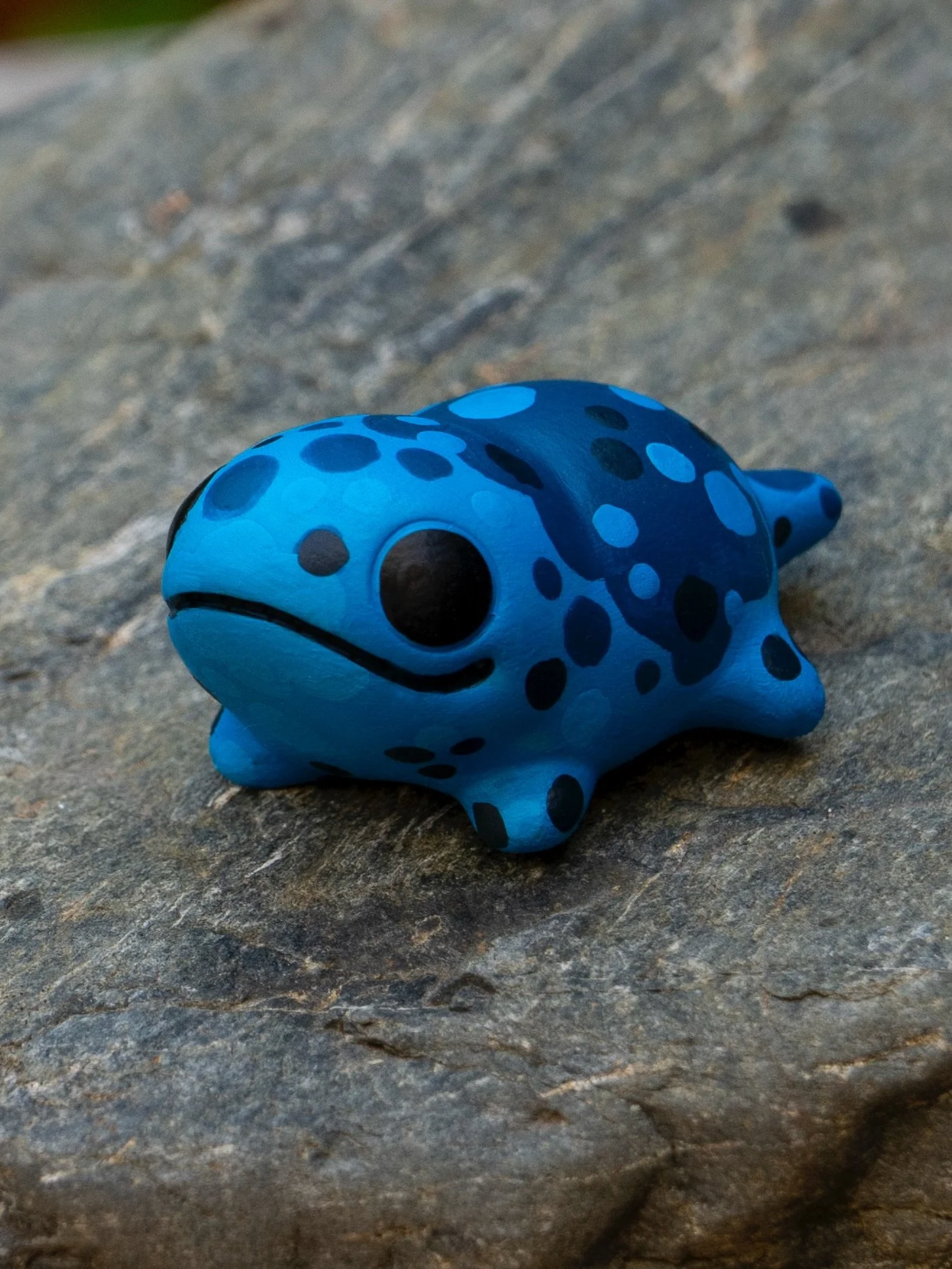 i love making lizards! 🦎 this one is inspired by a blue-spotted monitor lizard. if you'd like to have a tiny lizard smiling at you, there's still some in the shop along with other animals such as colourful sea slugs 🌊🐌
.
#taraminart #quirkyanimals