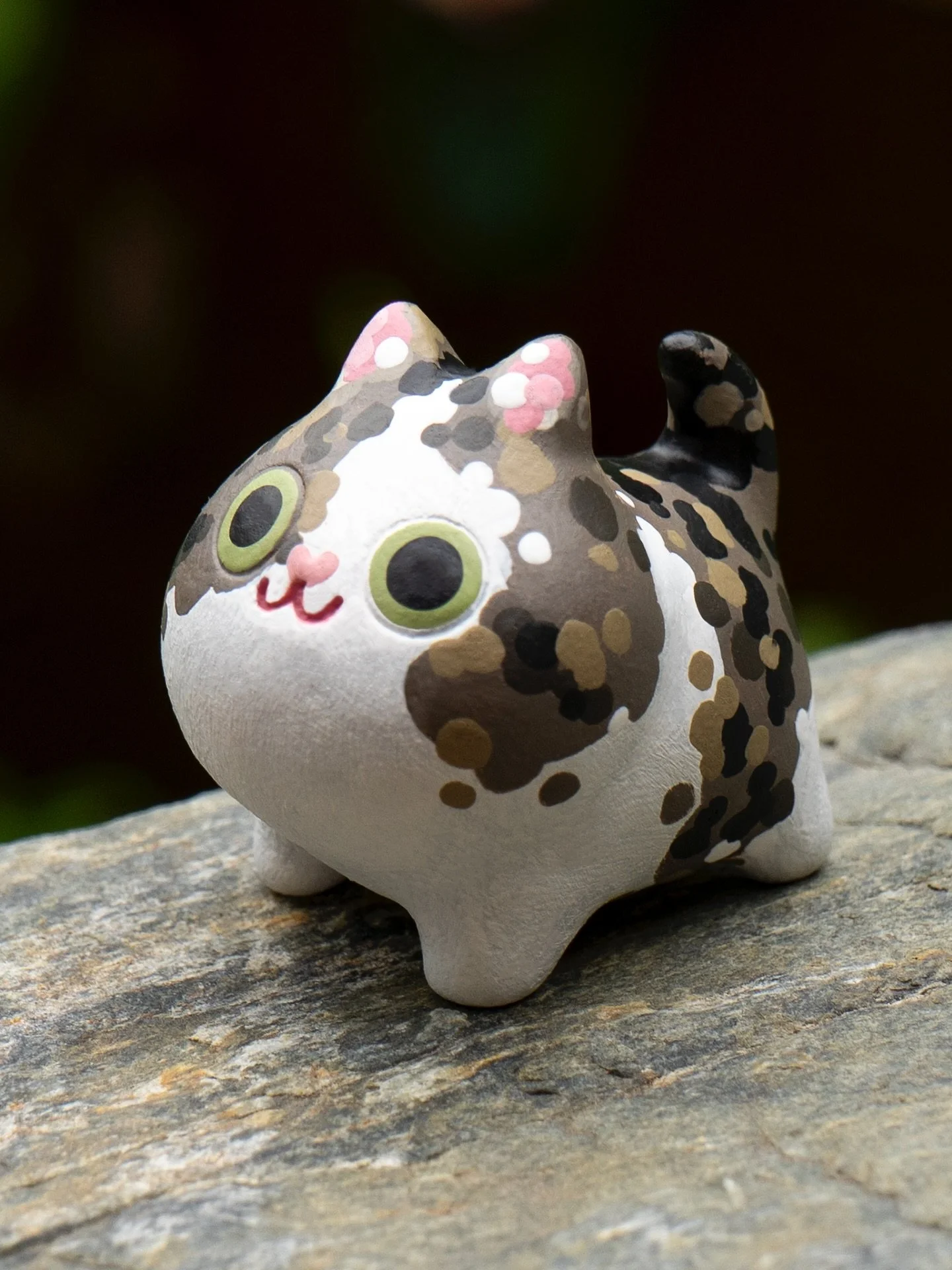 one of the kitties i recently made 🐱
.
#taraminart #quirkyanimals #polymerclay #fimo #polymerclayartist #clayanimals #clayartist #claysculpture #sculpture #sculptor #figurine #animalfigurine #animallover #makersgonnamake #makersmovement #artistsuppo