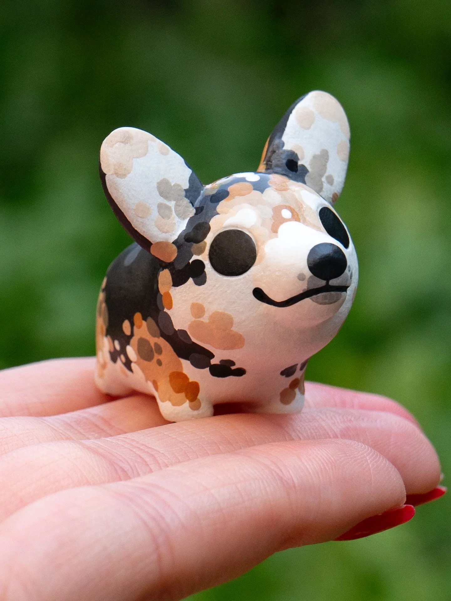 adorable corgi i made recently called feta! 🧀
.
#petcommission #petportrait #corgi #polymerclay #fimoprofessional #sculpture