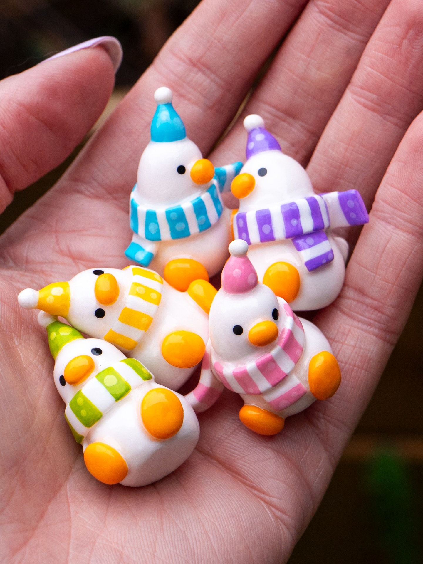 majority of you wanted me to keep the geese glossy and it was a good call, it suits them ✨ i've been making my animals matte/satin since the beginning but now that i started using uv resin i can't decide whether to keep making them matte or let them 