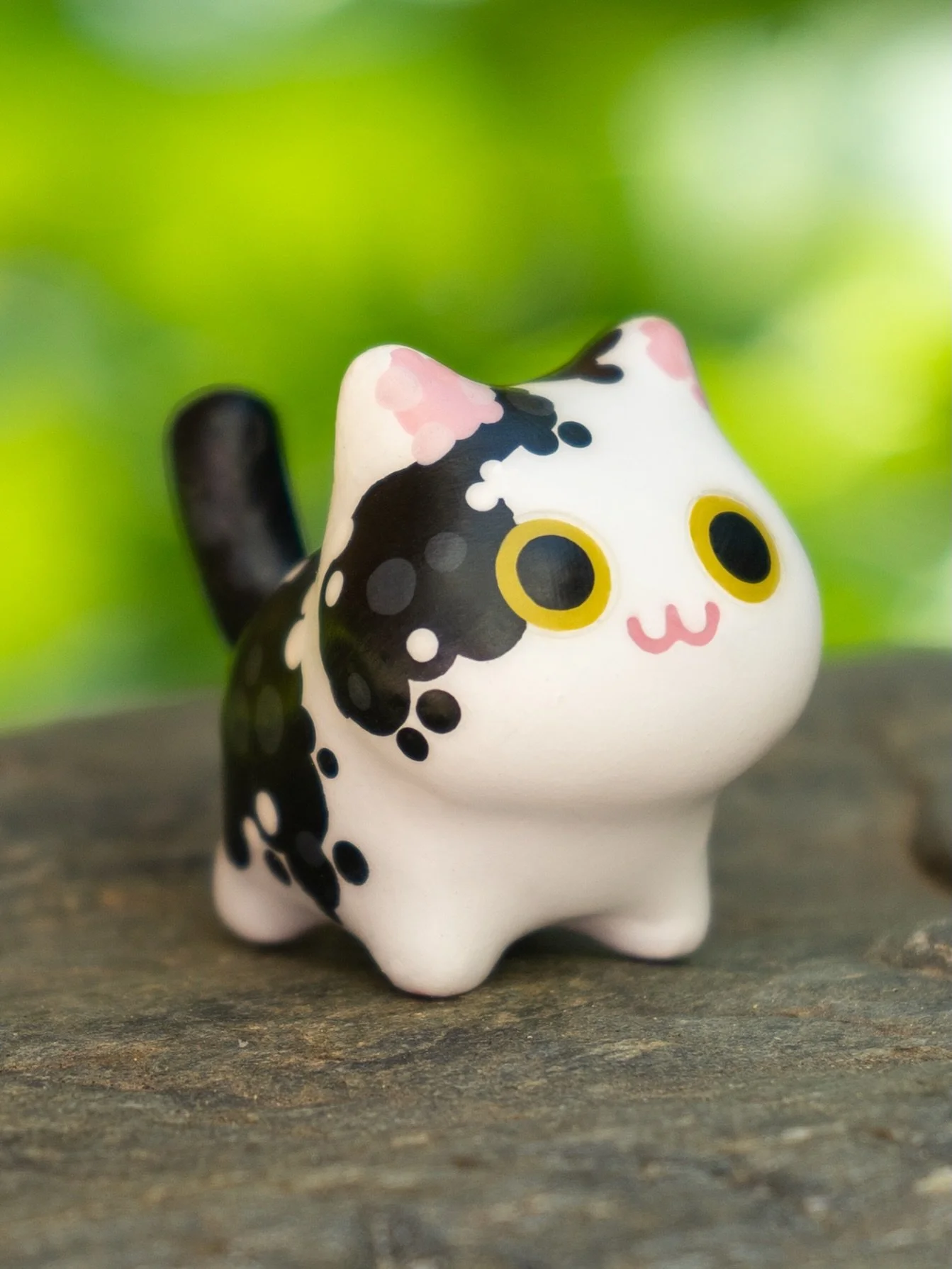 another kitty i did recently :) i'm close to being done with this round of pet portraits, so i'll be taking on new ones soon!
.
#polymerclay #fimoprofessional #petportrait #petcommission