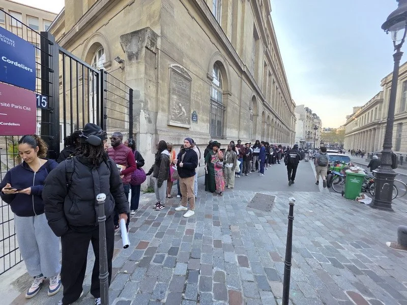 Foule devant l'entrée copie.jpg