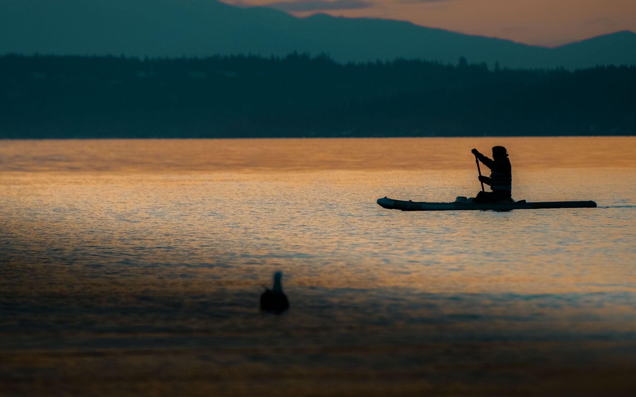  Kayaking on Loch Lomond against mountain backdrops. 