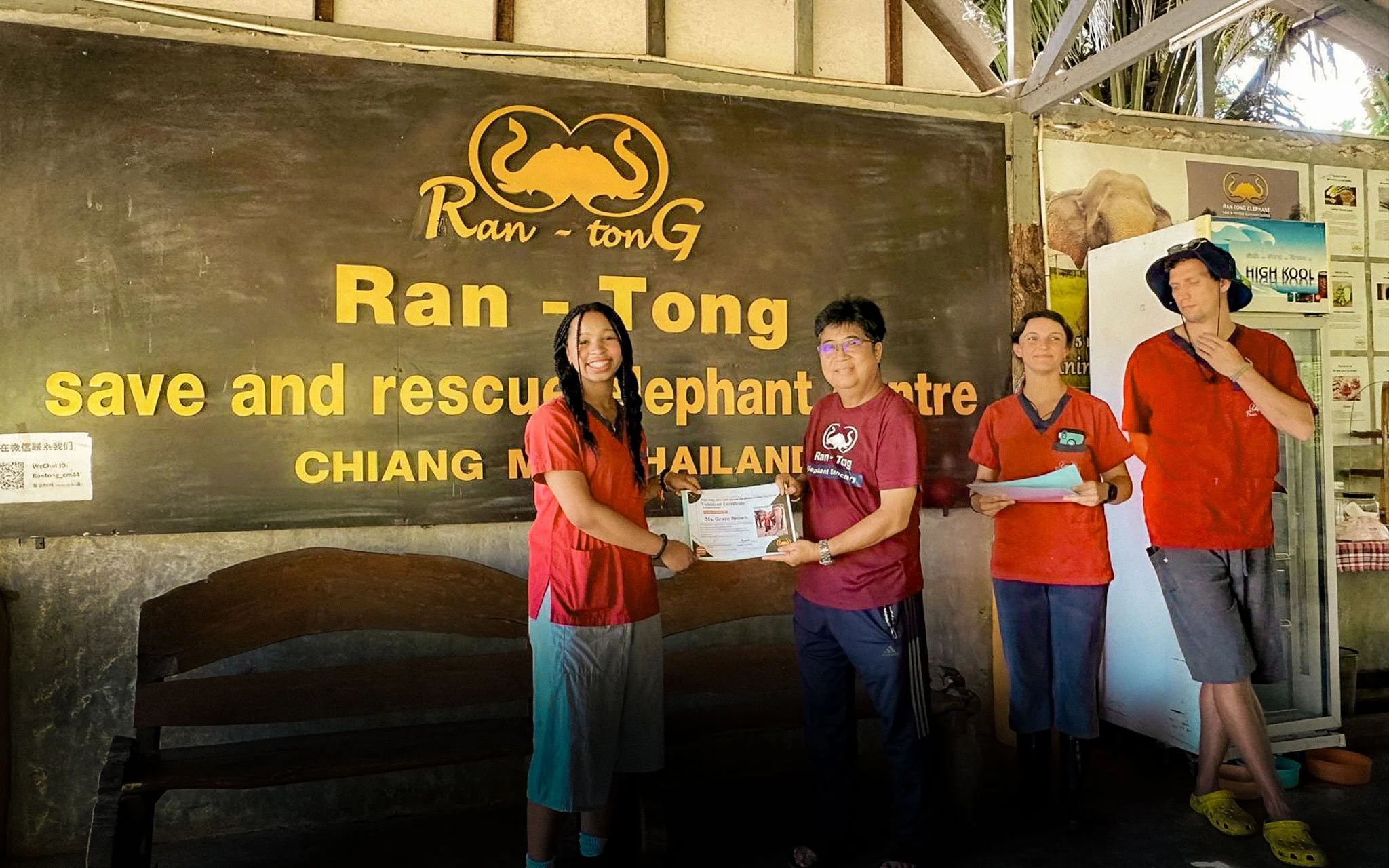  Receiving a certificate after completing service at the elephant center. 