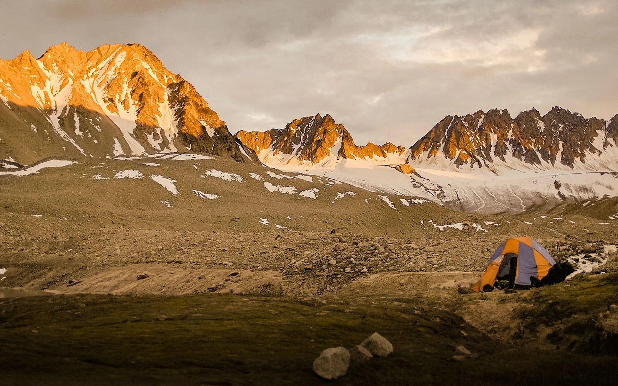  Camping under the midnight sun. 