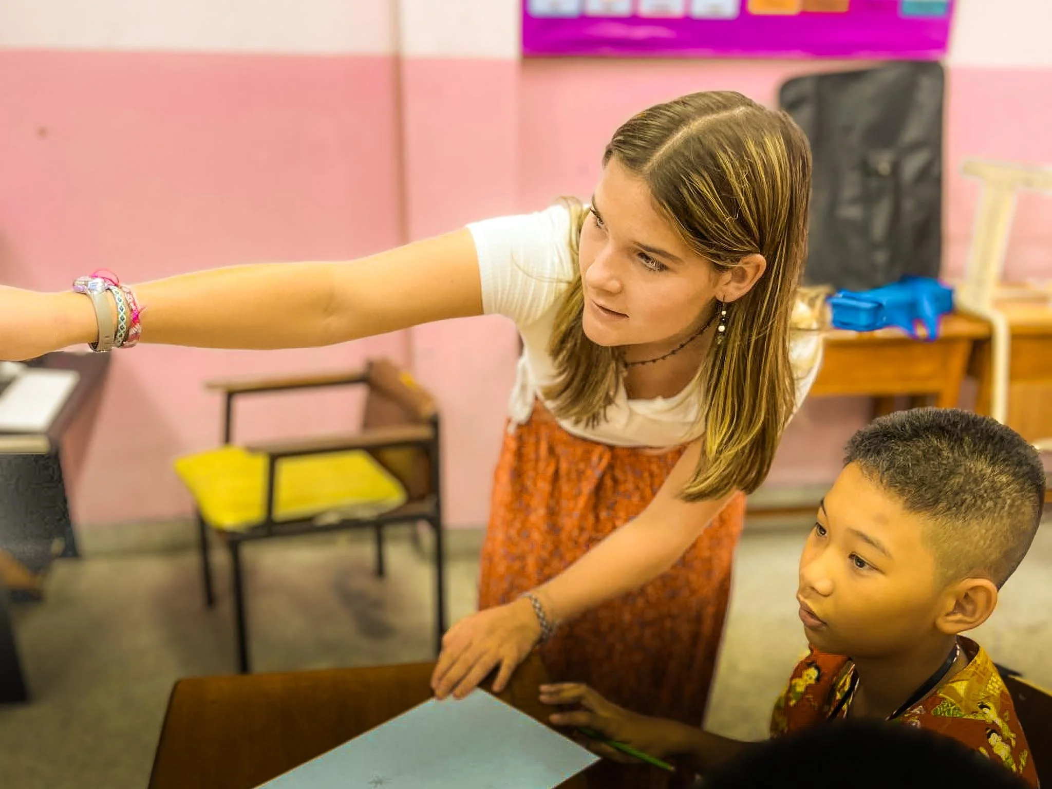  Teaching basic English words at an elementary school. 