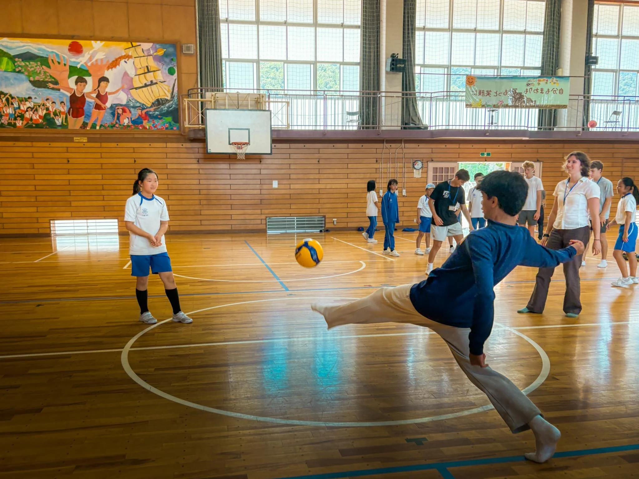  Play games and make friends with Japanese high schoolers. 