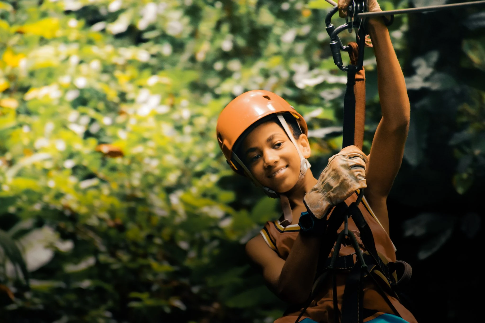  Flying through the rainforest canopy by zipline. 
