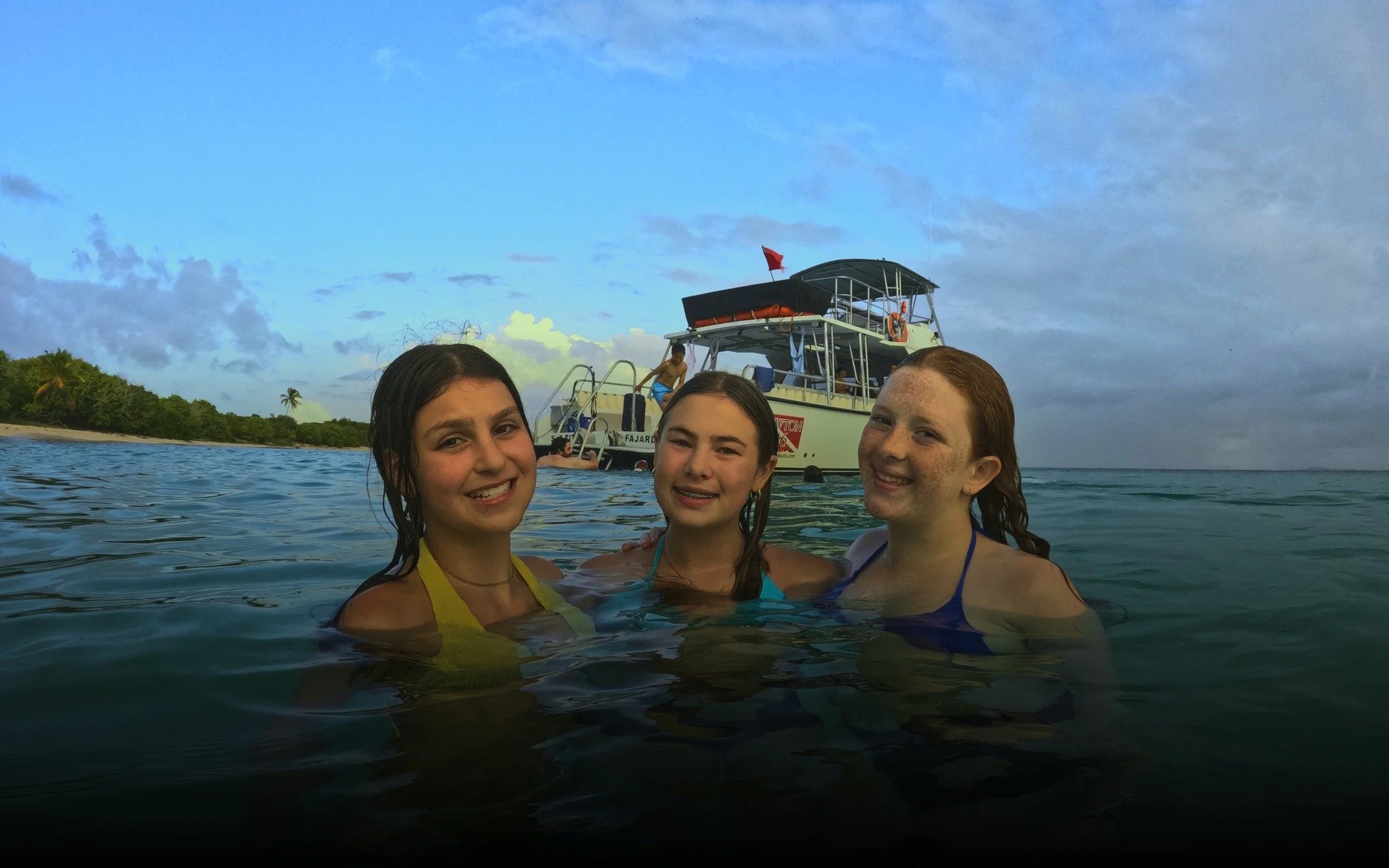 Swimming together after snorkeling. 