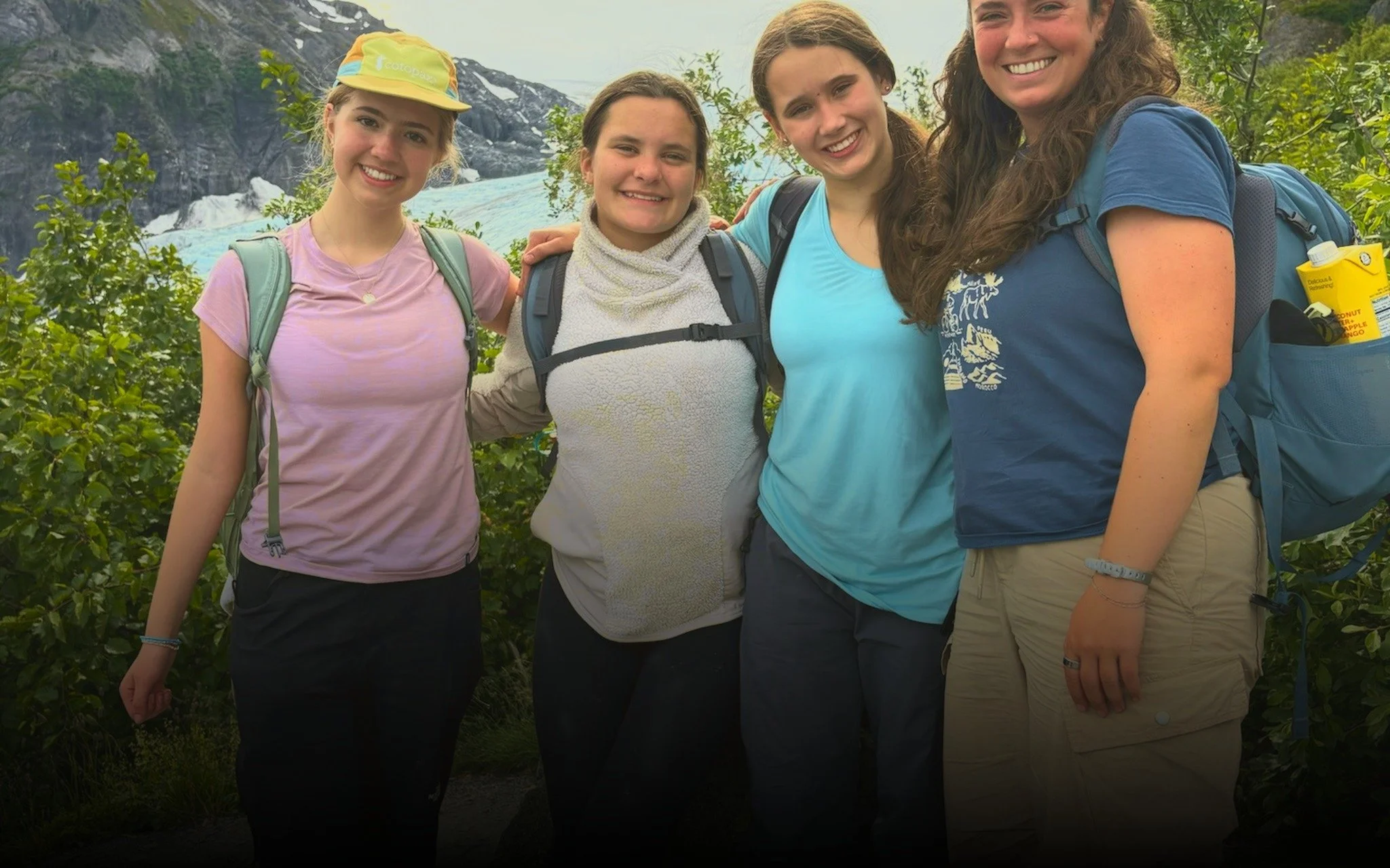  Hiking buddies with the glacier behind them. 