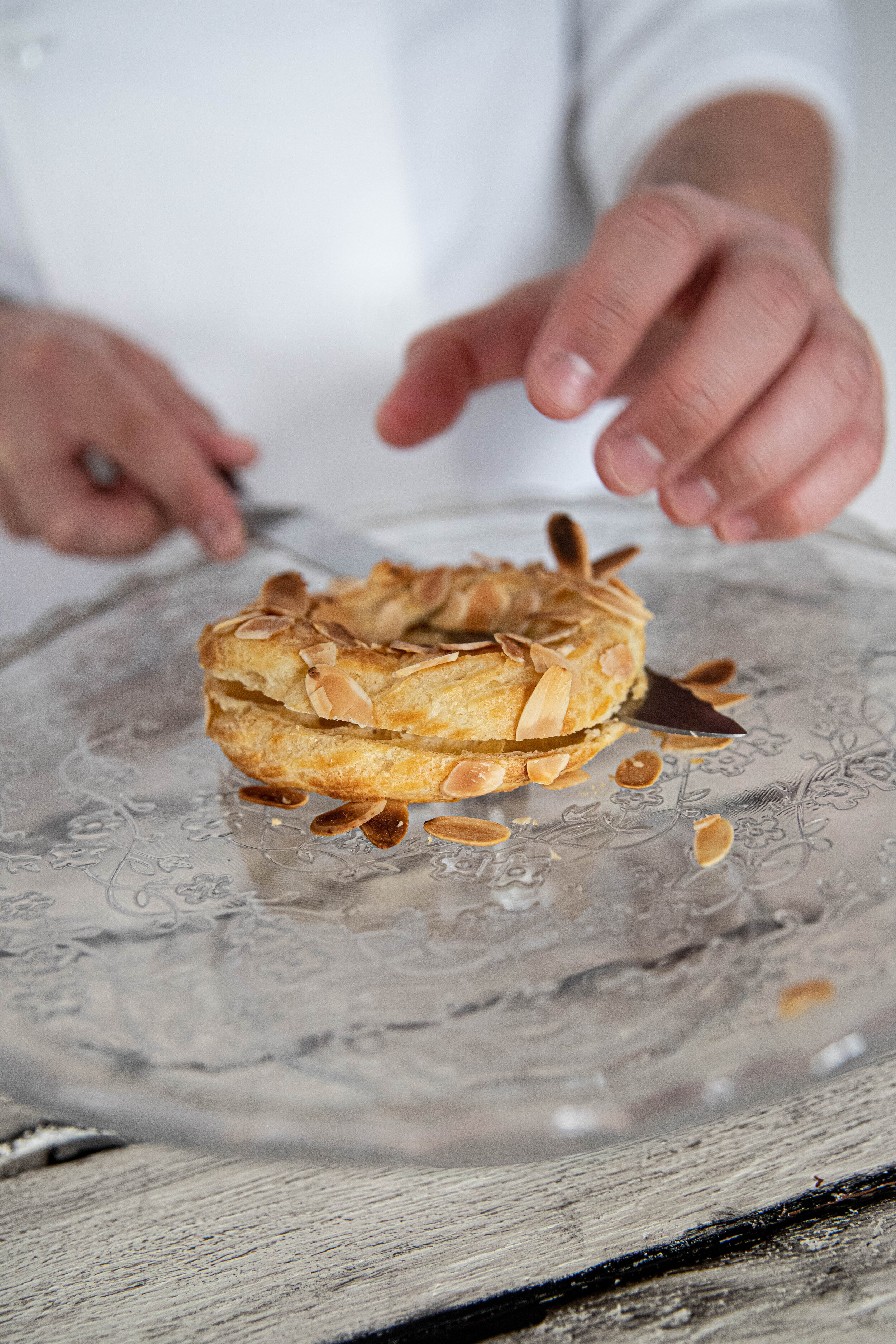 cutting-a-paris-brest.jpg