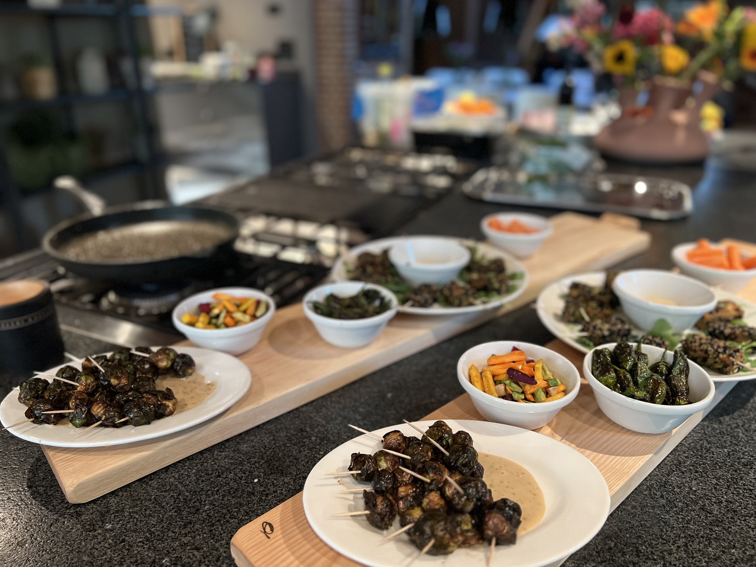 Borrelplank - sticky tofu en spruiten spiezen