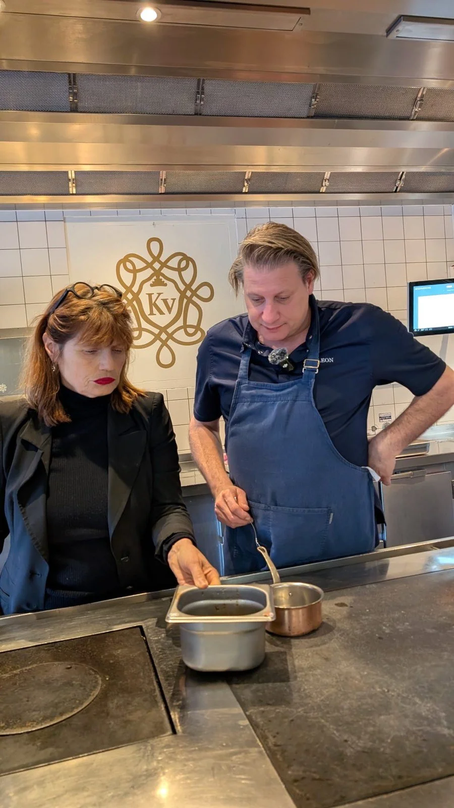 Sheila Struyck maakt saus met chef Leon Marziak in de keuken van restaurant Karel V