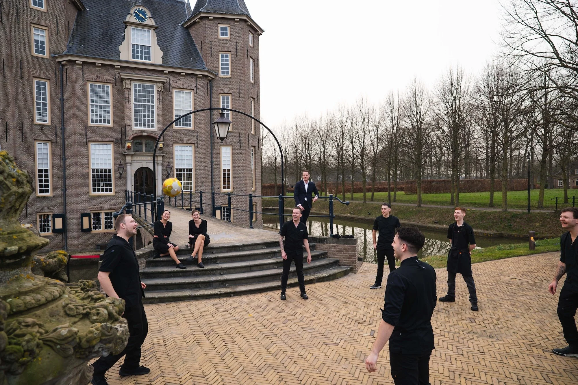 Personeel Kasteel Heemstede en Ollie Schuiling aan het voetballen