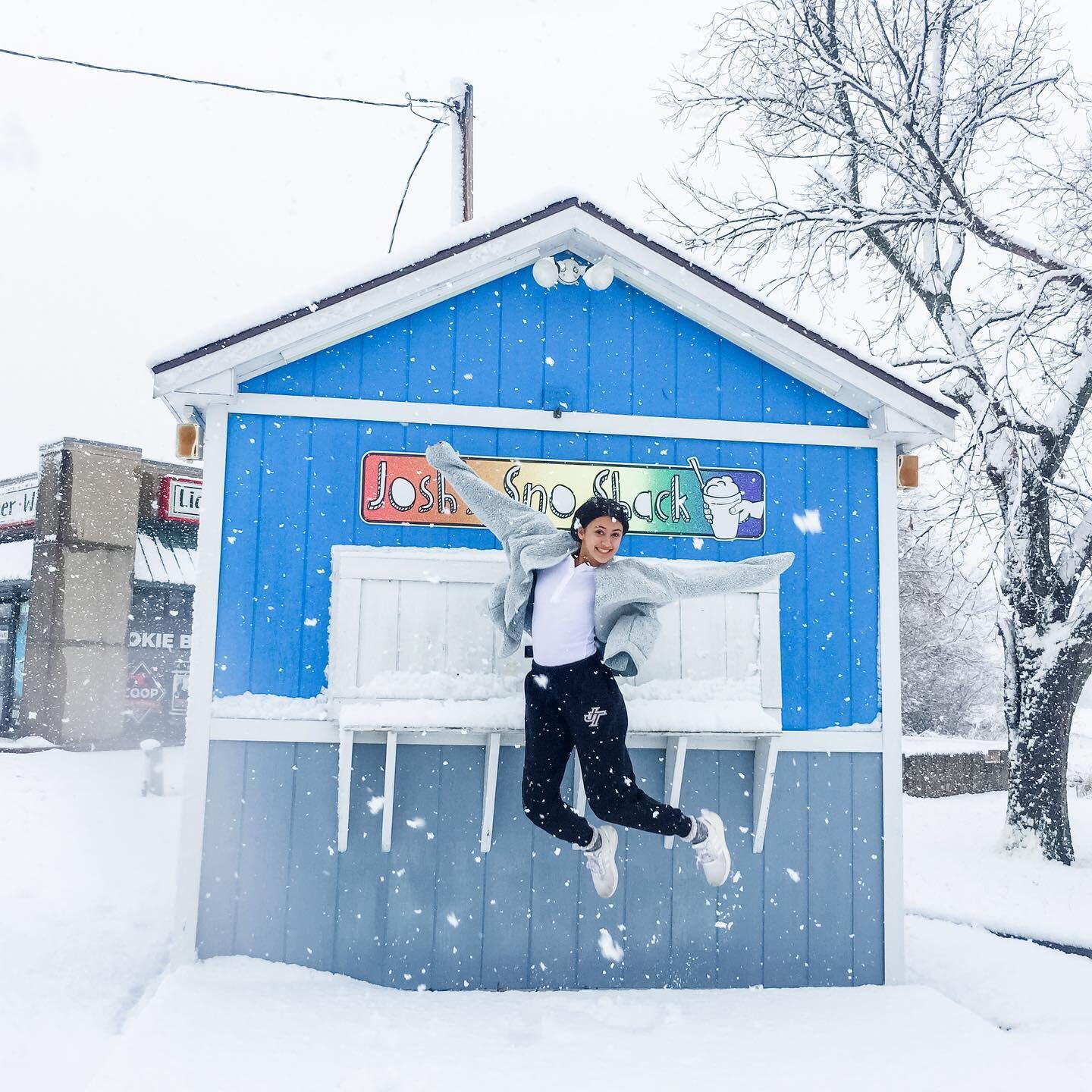 one of our absolutely amazing employees @victoria_cole124 sent us this photo saying she forgot to turn the ice shavers off..... so we&rsquo;re sorry for all the Sno Tulsa!! ❄️😄
but when life gives you Sno.... make sno cones!!! 
Stay safe and enjoy t