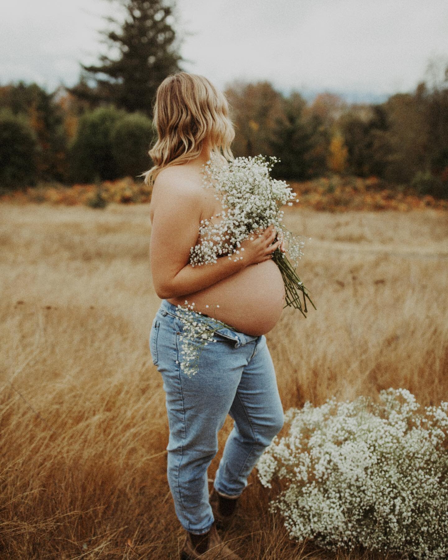 I remember taking photos in this field with my friends all the time when I first started my photography journey in middle/high school. It&rsquo;s pretty wild to now by photographing their maternity sessions here. 

Yesterday brought back a lot of mem