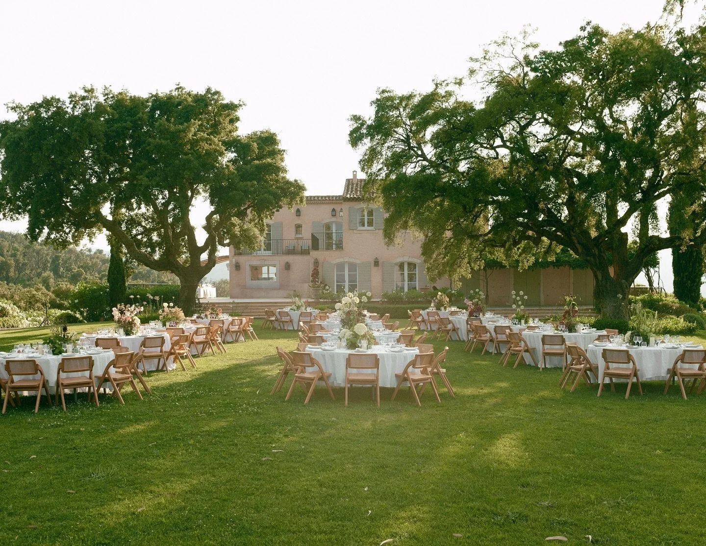 Beautiful wedding held in June ☀️ 

Le Mas de Faucon can host wedding celebrations for up to 200 guests. Please contact us for our 2026 brochure, with the calendar now open. 

Wedding Planner @agencefairytale 
Photo @micheleschiermann 
Venue @masdefa
