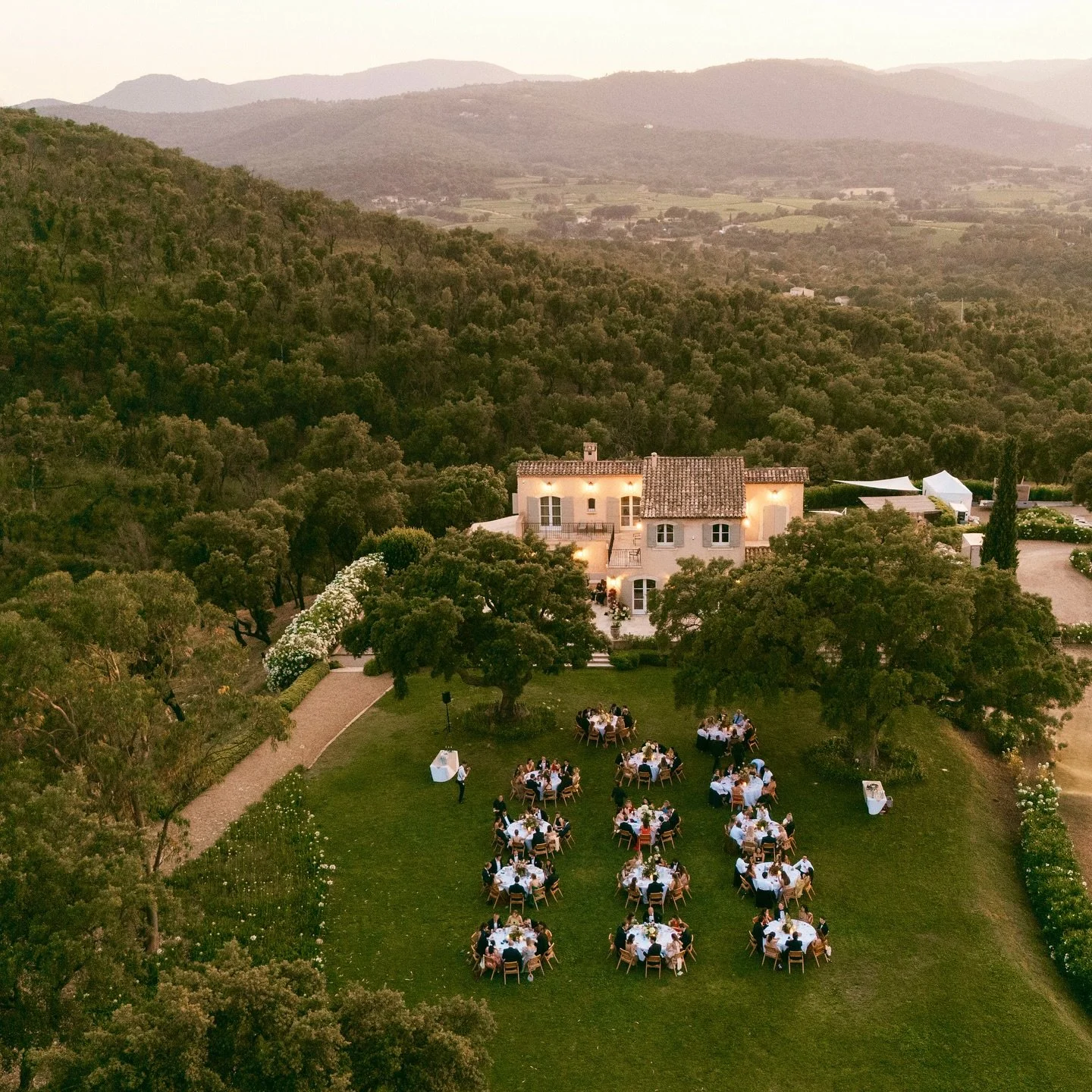 Beautiful wedding held in June ☀️ 

Le Mas de Faucon can host wedding celebrations for up to 200 guests. Please contact us for our 2026 brochure, with the calendar now open. 

Wedding Planner @agencefairytale 
Photo @micheleschiermann 
Venue @masdefa