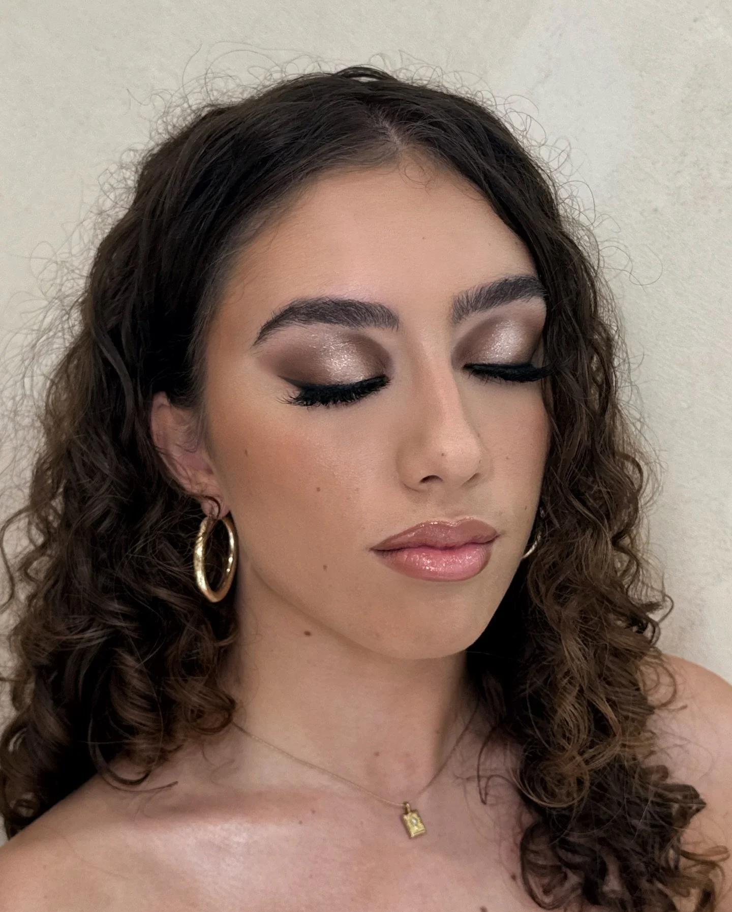 Halo glam ⚡️

Got to unlock something a little different today! Halo glam, glitter and inverted cut crease 😍

@emilyfacermakeupartist 
@saharazisti

Let me know you want a walk through video with product links in the comments ⬇️