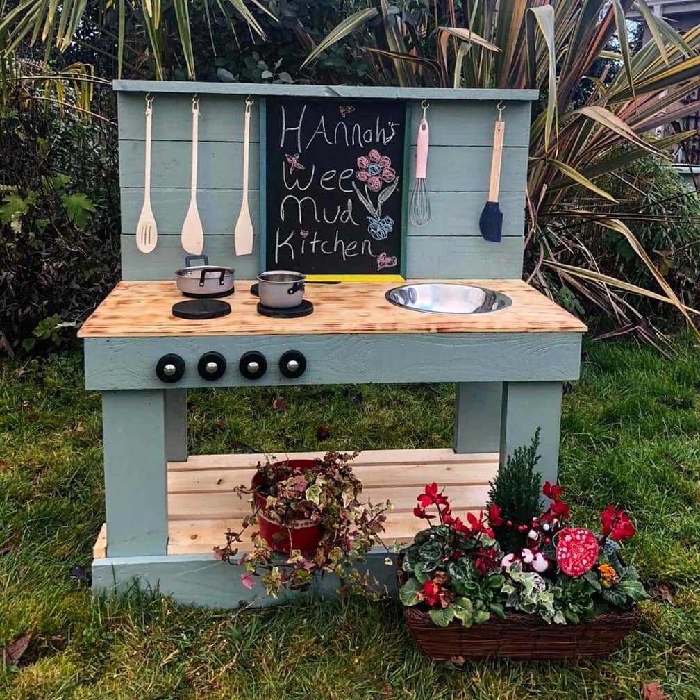 One of our main chippy's has just started out with a new venture. And what a cool idea it is! 

Introducing @theweemudkitchen

Mud kitchens are exciting, messy, creative areas to play. Children experience sensory, emotional and imaginative play as we