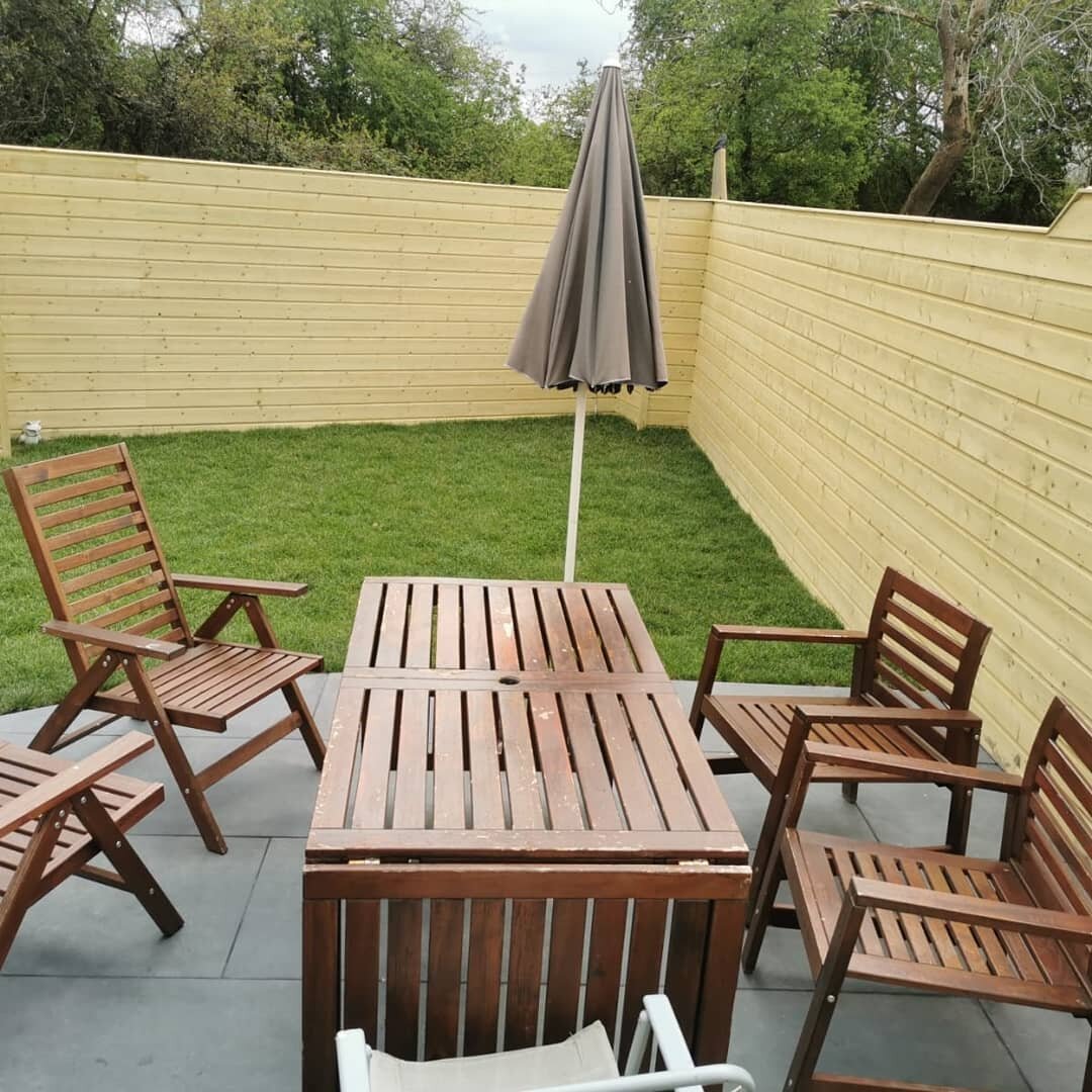 A recent job we completed for a client in Leixlip, Co. Kildare.

🔹1200 x 600 Porcelain Slabs
🔹Composite Decking
🔹Shiplap Cladding
🔹Landscaping complete with Roll-out Turf

All supplied and fitted by the team ✔️

This garden is now #summerready fo