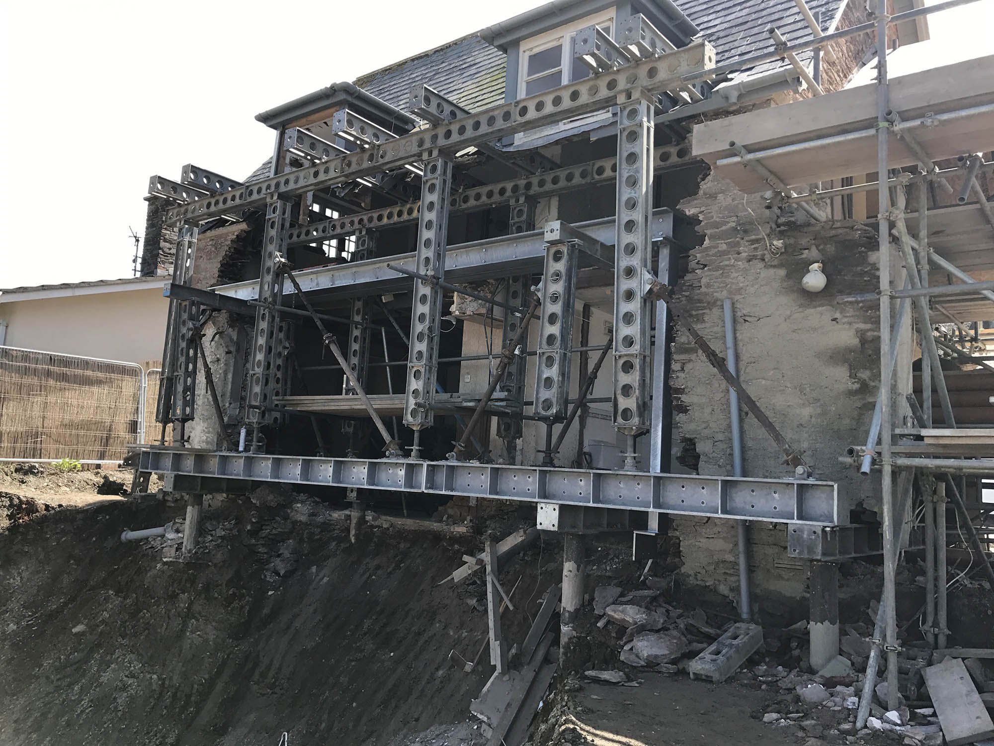 Bantham Coastal Renovation. steel frame.jpg