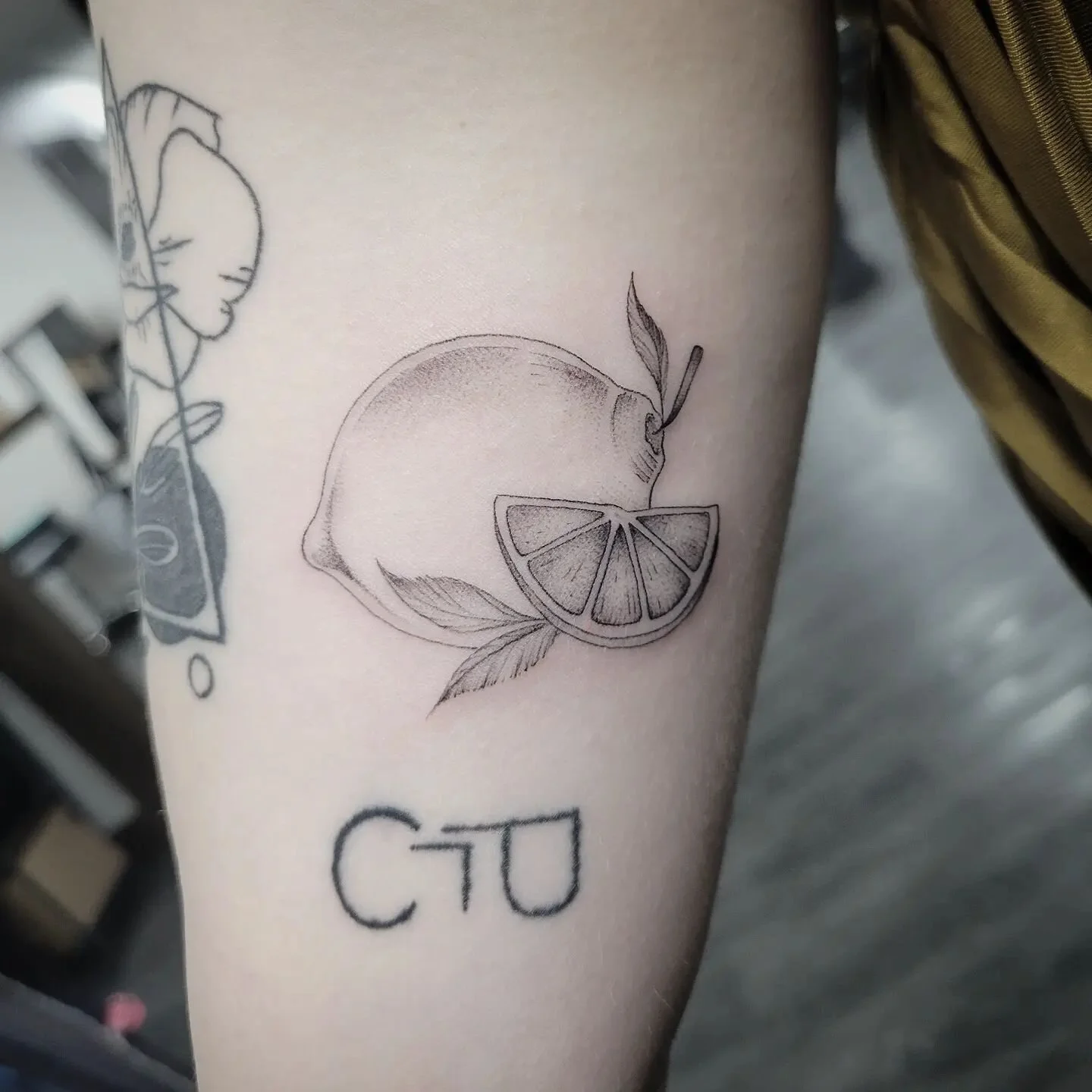 When life gives ya lemons...🍋 (other tattoos not by me)
.
.
.
.
.
.
#lemontattoo #fruittattoo #armtattoos #finelinetattoo #blackworktattoo #blackandgreytattoo #illustrativetattoo #tattooidea #tattoodesigns #tattooinspiration #finelinetattooartist #f