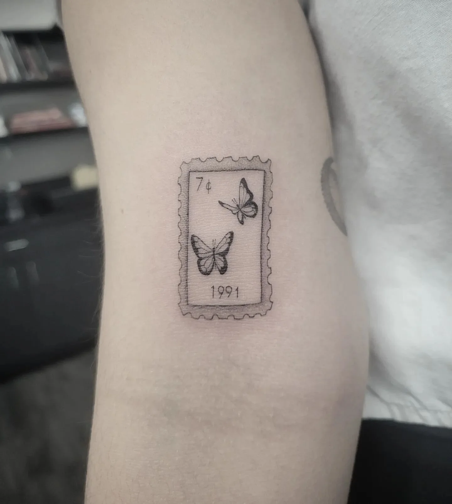 smol lil stamp ✉️
.
.
.
.
.
.
.
#stamptattoo #finelinetattoo #blackworktattoo #customtattoo #blackandgreytattoo #armtattoos #smalltattoo #tinytattoo #finelinetattooartist #femaletattooer #femaletattooartist #marylandtattooartist #dmvtattooartist #roc