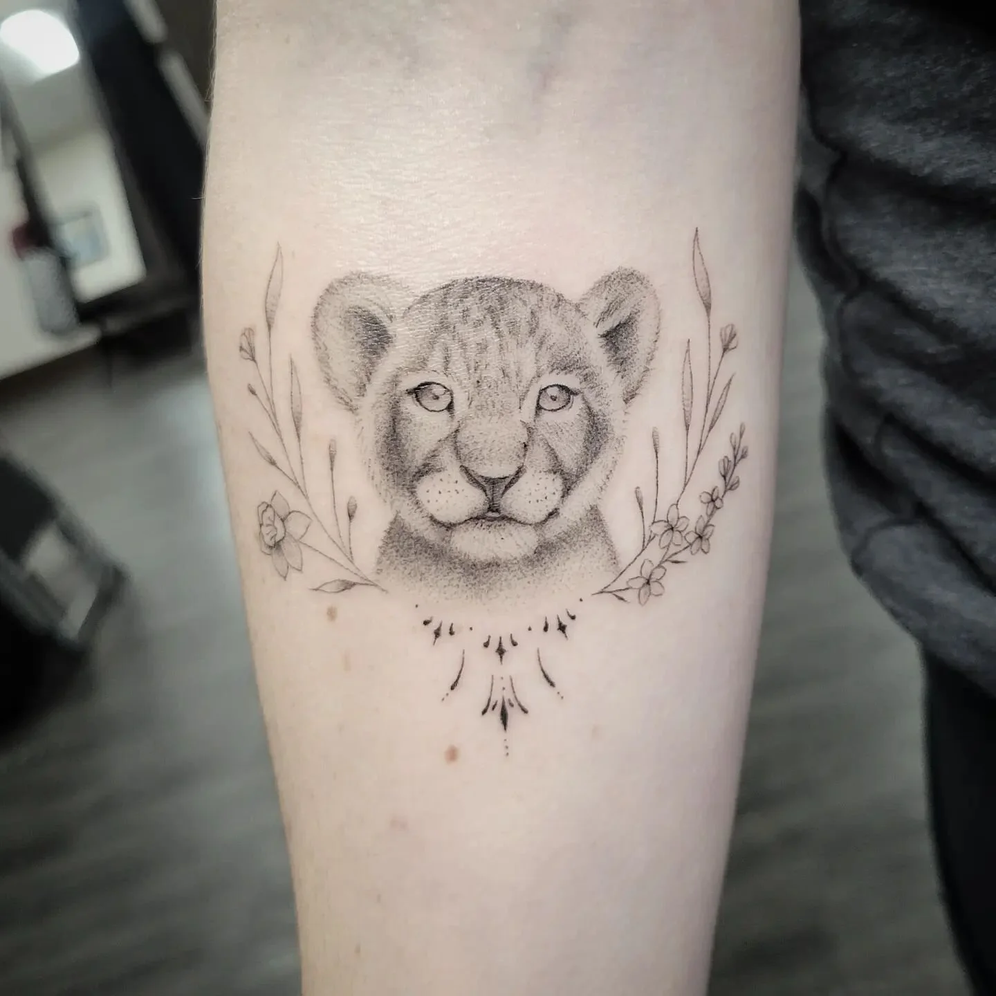 Reels saw it first! 🦁🌼
.
.
.
.
.
.
#liontattoo #lioncubtattoo #lioncub #floraltattoo #ornamentaltattoo #portraittattoo #customtattoo #finelinetattoo #finelinetattooartist #tattooidea #tattooinspiration #tattoodesigns #femaletattooer #femaletattooar