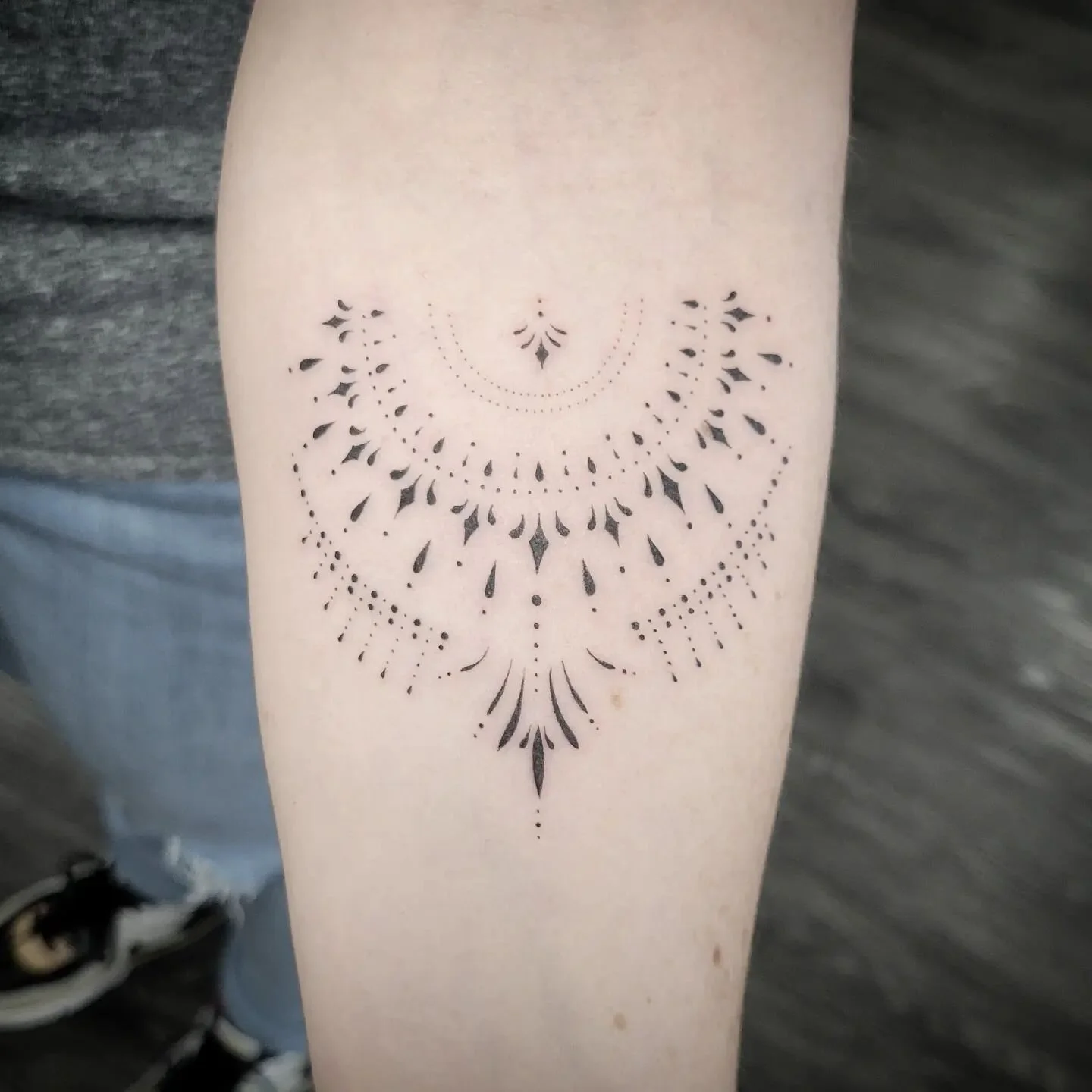 Another lil ornamental piece
.
.
.
.
.
.
#ornamentaltattoo #finelinetattoo #daintytattoo #femininetattoo #blackworktattoo #armtattoos #finelinetattooartist #femaletattooartist #femaletattooer #ladytattooer #girlswhoink #marylandtattooartist #dmvtatto