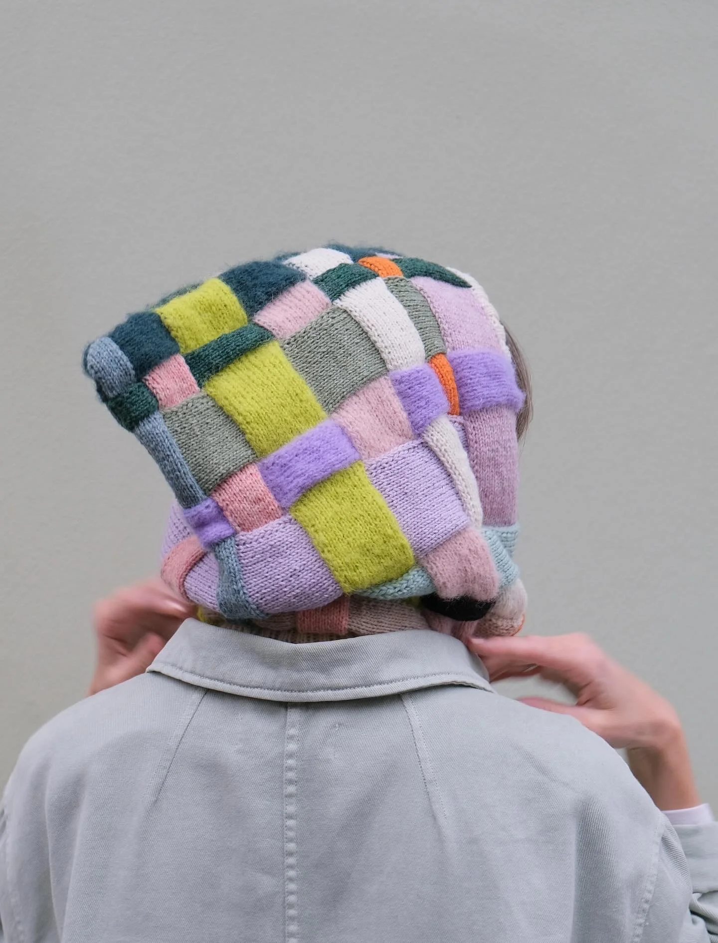 These colors are so fun and the hat looks so cozy 😍 We love ! 

Carousel by @ingunnbirkelandoslo

Collab with @picklesknits 

#ourmakerlife #knitting #crotchet